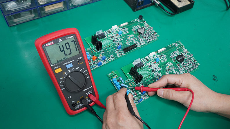 Cargue la imagen en el visor de la galería, [UT136B+] UNI-T Digital multimeter tester AC DC Voltmeter Ammeter Ohm capacitance HFE Diode/transistor tester - Polar Tech Australia
